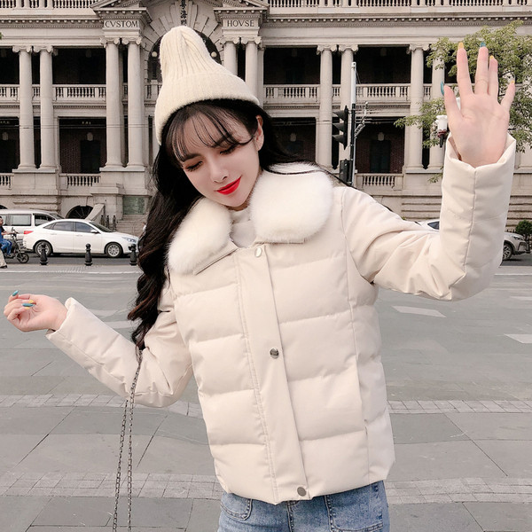 Női rövid téli kabát tollas gallérral, fehér és fekete színben