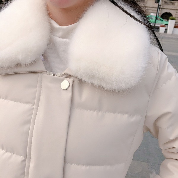 Női rövid téli kabát tollas gallérral, fehér és fekete színben