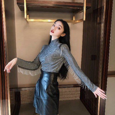 Μοντέρνα  μπλούζα με κορδόνια και κρόσσια σε ασημί και μαύρο χρώμα