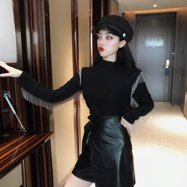 Μοντέρνα  μπλούζα με κορδόνια και κρόσσια σε ασημί και μαύρο χρώμα