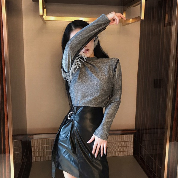 Μοντέρνα  μπλούζα με κορδόνια και κρόσσια σε ασημί και μαύρο χρώμα