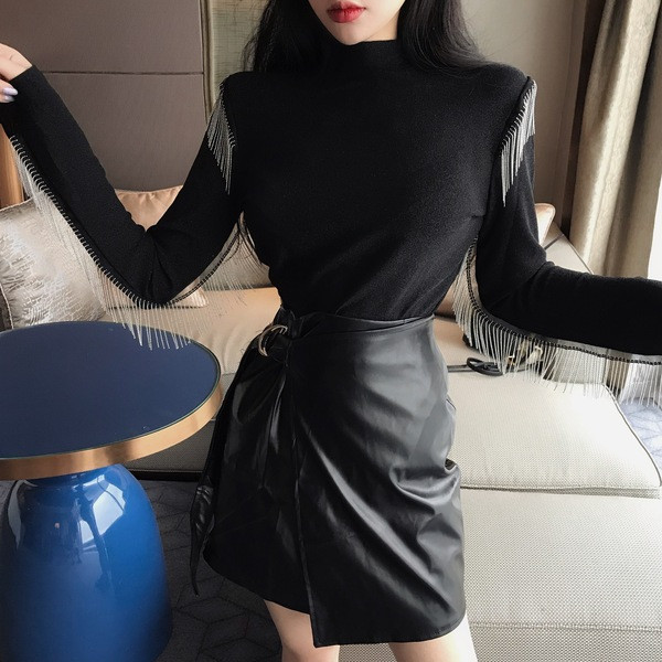 Μοντέρνα  μπλούζα με κορδόνια και κρόσσια σε ασημί και μαύρο χρώμα