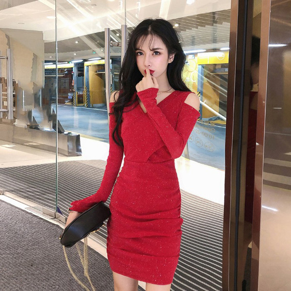 Rochie de dama in rosu si negru cu umerii goi si efect stralucitor