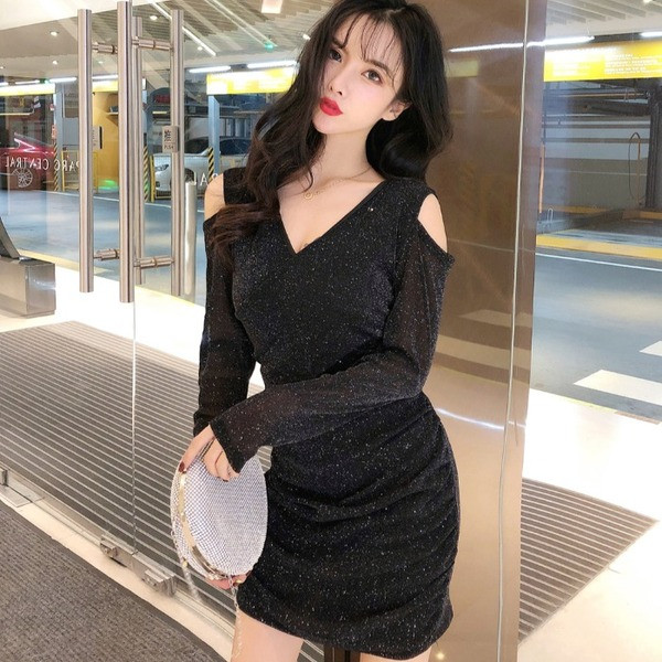 Rochie de dama in rosu si negru cu umerii goi si efect stralucitor