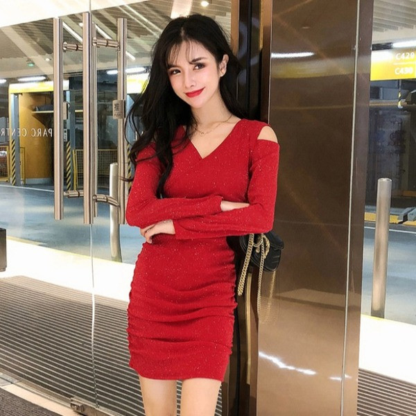 Rochie de dama in rosu si negru cu umerii goi si efect stralucitor