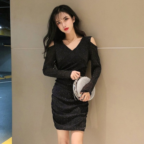 Rochie de dama in rosu si negru cu umerii goi si efect stralucitor