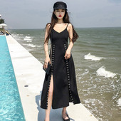 Μαύρο γυναικείο φόρεμα  με λεπτές λωρίδες και λαιμόκοψη φαρδύ μοτίβο με μεταλλικά στοιχεία