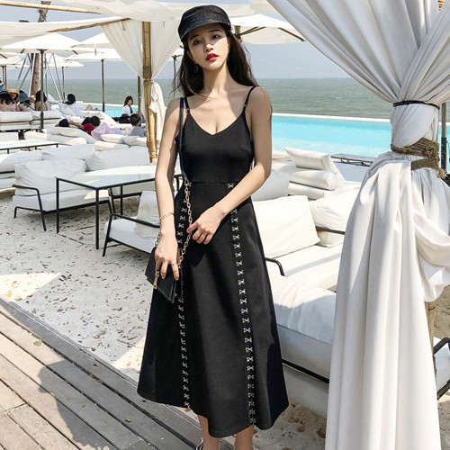 Μαύρο γυναικείο φόρεμα  με λεπτές λωρίδες και λαιμόκοψη φαρδύ μοτίβο με μεταλλικά στοιχεία