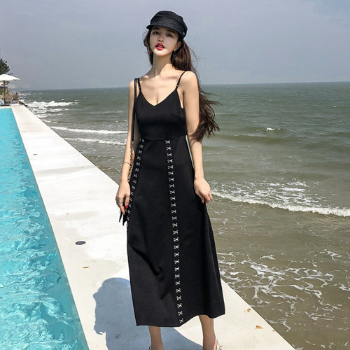 Μαύρο γυναικείο φόρεμα  με λεπτές λωρίδες και λαιμόκοψη φαρδύ μοτίβο με μεταλλικά στοιχεία