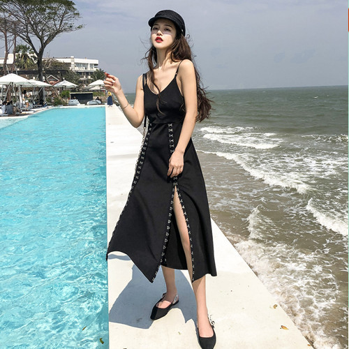 Μαύρο γυναικείο φόρεμα  με λεπτές λωρίδες και λαιμόκοψη φαρδύ μοτίβο με μεταλλικά στοιχεία