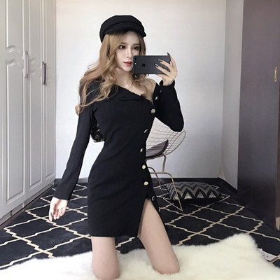 Rövid aszimmetrikus fekete ruha gombokkal