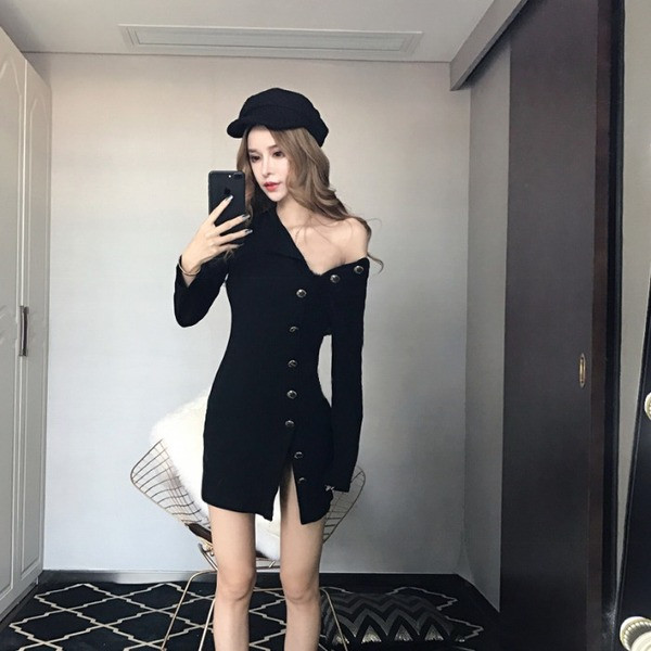 Rövid aszimmetrikus fekete ruha gombokkal