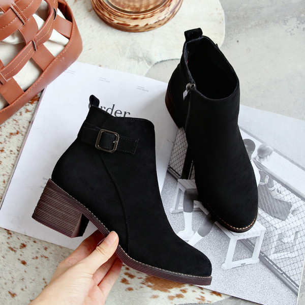 Γυναικείεε χειμερινές μπότες  σε μαύρο και καφέ  χρώμα με  χαμηλό τακούνι