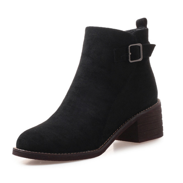 Γυναικείεε χειμερινές μπότες  σε μαύρο και καφέ  χρώμα με  χαμηλό τακούνι