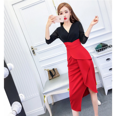 Formális női ruha spitz nyakkivágással és tüllel - aszimmetrikus modell piros és fekete színben