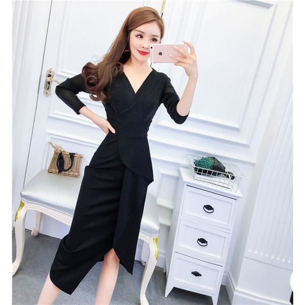 Formális női ruha spitz nyakkivágással és tüllel - aszimmetrikus modell piros és fekete színben