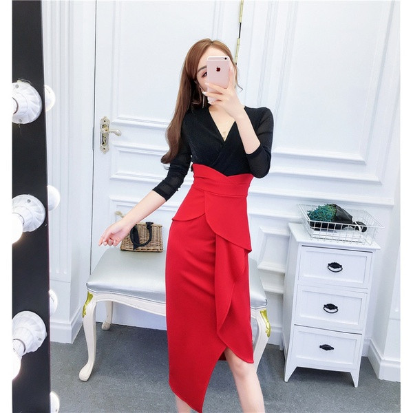 Formális női ruha spitz nyakkivágással és tüllel - aszimmetrikus modell piros és fekete színben