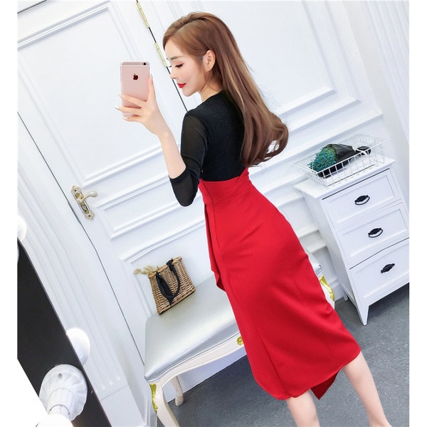 Formális női ruha spitz nyakkivágással és tüllel - aszimmetrikus modell piros és fekete színben