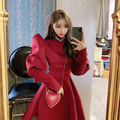 Μοντέρνο γυναικέιο φόρεμα σε κόκκινο και μαύρο χρώμα με φαρδιά μανίκια