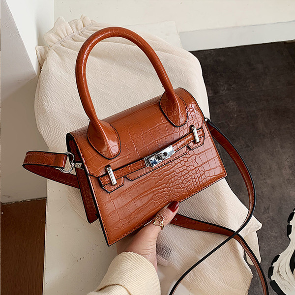 Geanta de dama moderna din piele ecologica cu doua manere in negru, rosu si maro