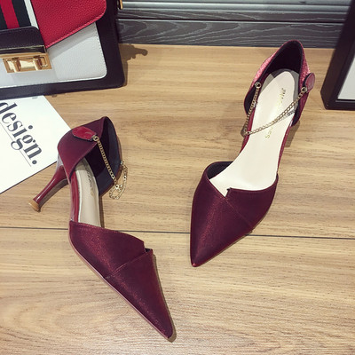 Modern női cipő vékony sarkú fémlánccal - hegyes modell