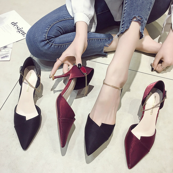 Modern női cipő vékony sarkú fémlánccal - hegyes modell