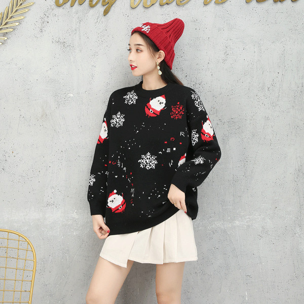 Χριστουγεννιάτικο γυναικέιο πουλόβερ με στρογγυλό ντεκολτέ και χιονονιφάδες σε κόκκινο και μαύρο χρώμα