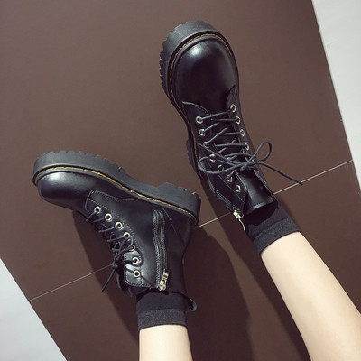 Γυναικείες χειμωνιάτικες μπότες με ψηλή σκληρή οικολογική δερμάτινη σόλα σε μαύρο και κόκκινο χρώμα