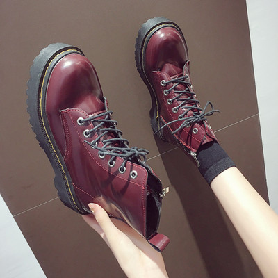 Γυναικείες χειμωνιάτικες μπότες με ψηλή σκληρή οικολογική δερμάτινη σόλα σε μαύρο και κόκκινο χρώμα