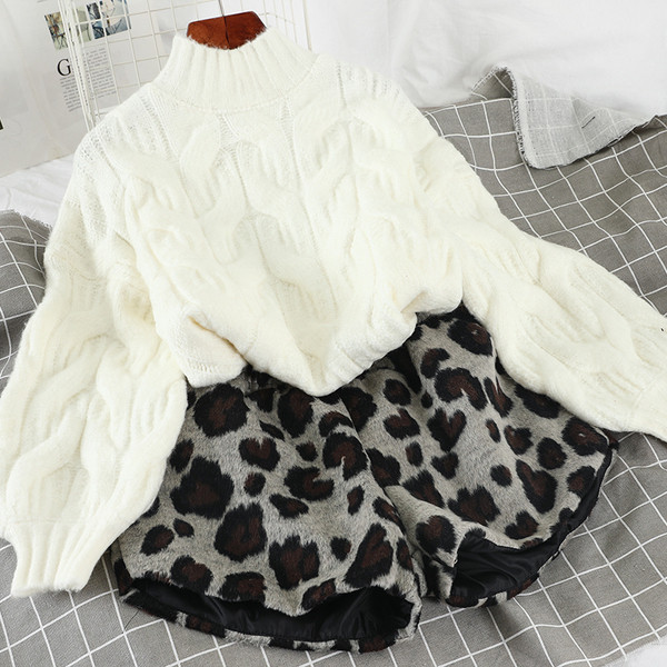 Γυναικείο πουλόβερ σε κίτρινο, μπλε και άσπρο χρώμα  με υψηλό κολάρο και μακρύ μανίκι