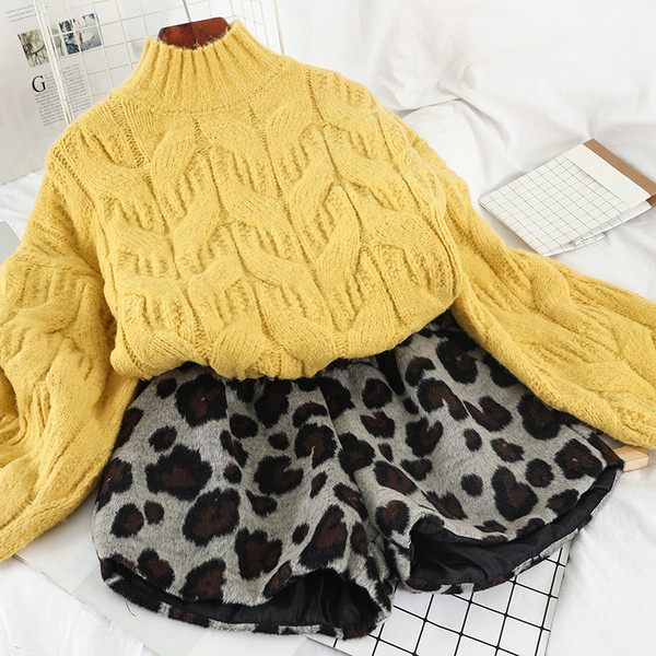 Γυναικείο πουλόβερ σε κίτρινο, μπλε και άσπρο χρώμα  με υψηλό κολάρο και μακρύ μανίκι