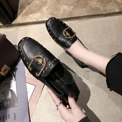 Γυναικεία παπούτσια με μεταλλική πόρπη σε μαύρο και άσπρο χρώμα