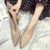 Γυναικεία μοντέρνα παπούτσια με χοντρό τακούνι σε μπεζ και μαύρο χρώμα - μυτερό μοντέλο