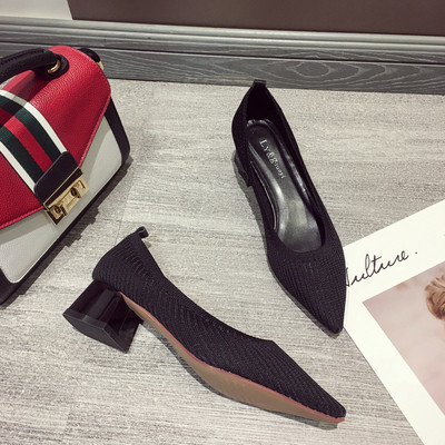 Γυναικεία μοντέρνα παπούτσια με χοντρό τακούνι σε μπεζ και μαύρο χρώμα - μυτερό μοντέλο