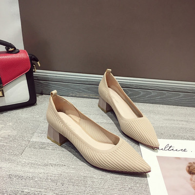 Γυναικεία μοντέρνα παπούτσια με χοντρό τακούνι σε μπεζ και μαύρο χρώμα - μυτερό μοντέλο