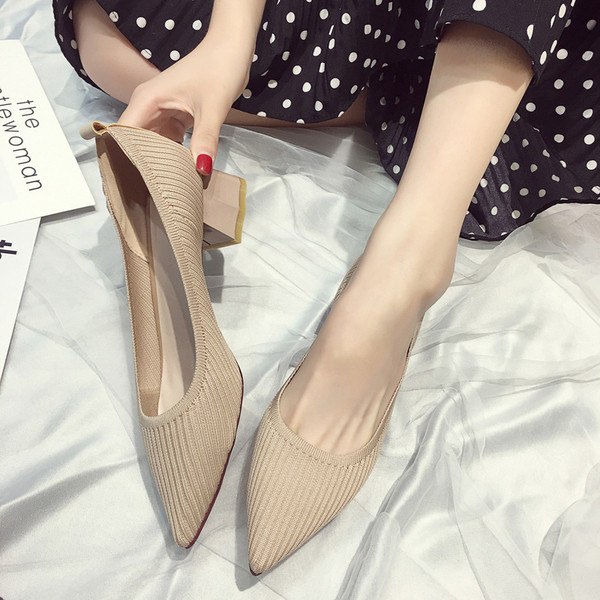 Γυναικεία μοντέρνα παπούτσια με χοντρό τακούνι σε μπεζ και μαύρο χρώμα - μυτερό μοντέλο