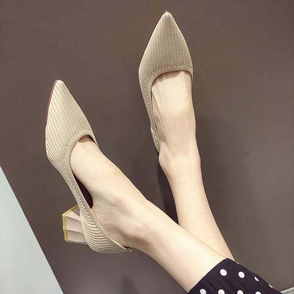 Γυναικεία μοντέρνα παπούτσια με χοντρό τακούνι σε μπεζ και μαύρο χρώμα - μυτερό μοντέλο