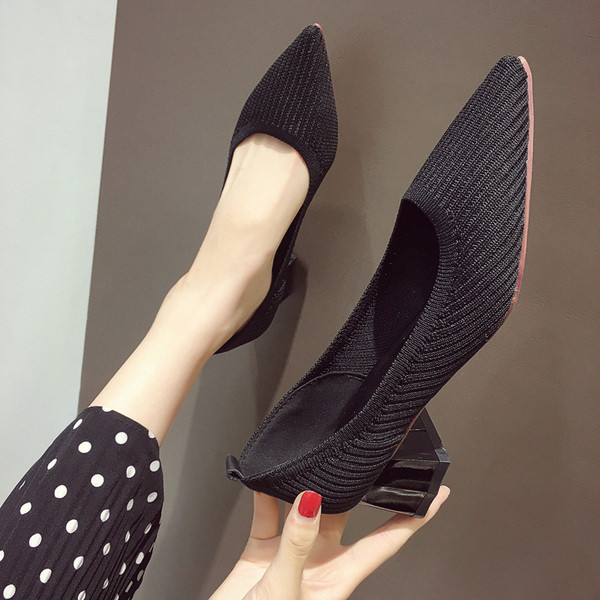 Γυναικεία μοντέρνα παπούτσια με χοντρό τακούνι σε μπεζ και μαύρο χρώμα - μυτερό μοντέλο