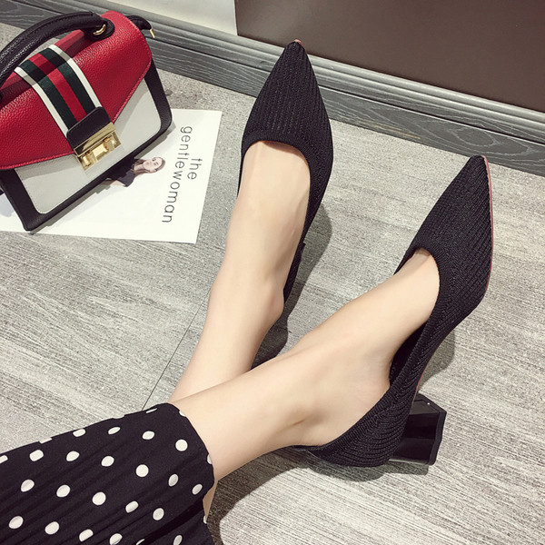 Γυναικεία μοντέρνα παπούτσια με χοντρό τακούνι σε μπεζ και μαύρο χρώμα - μυτερό μοντέλο