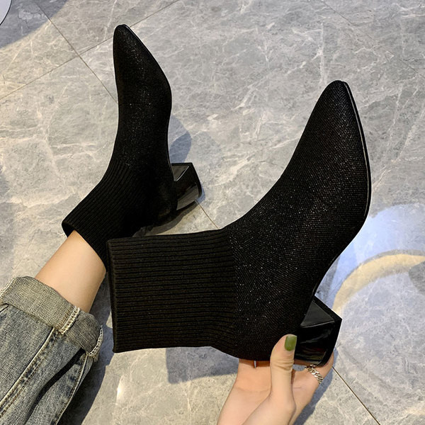 Stílusos női csizma vastag sarkú hegyes modell fekete és bézs színben