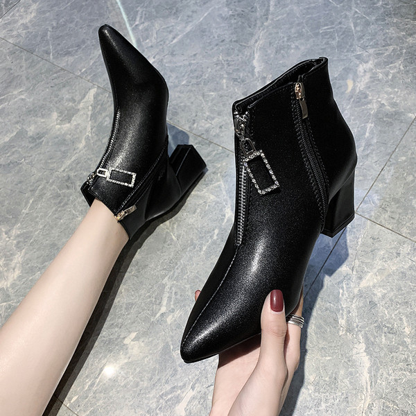 Női csizma ökobőr hegyes modell alacsony vastag sarokkal - 6 cm, cipzárral fehér és fekete színben