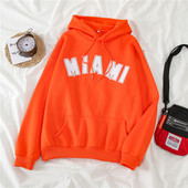 Дамски суичър в оранжев и бежов цвят широк модел с надпис и джоб