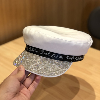 Modern női sapka kövekkel a napellenzőn fehér, bézs és fekete színben