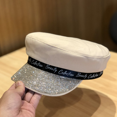 Modern női sapka kövekkel a napellenzőn fehér, bézs és fekete színben