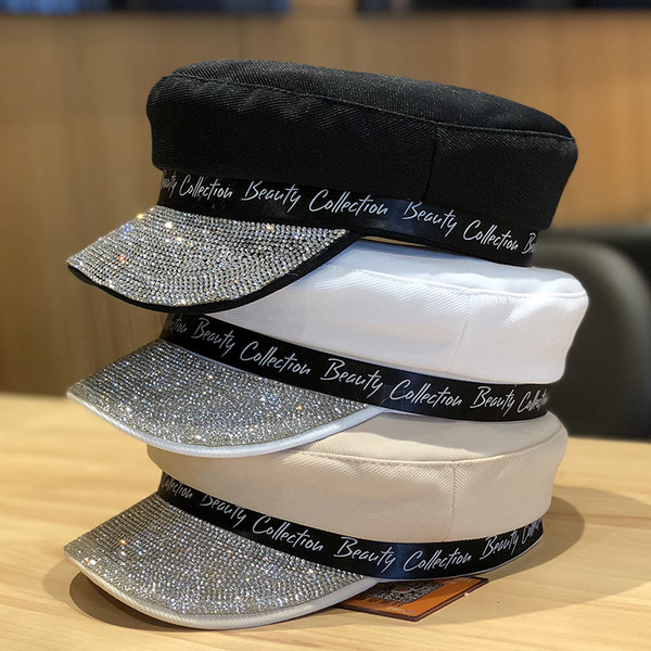 Modern női sapka kövekkel a napellenzőn fehér, bézs és fekete színben