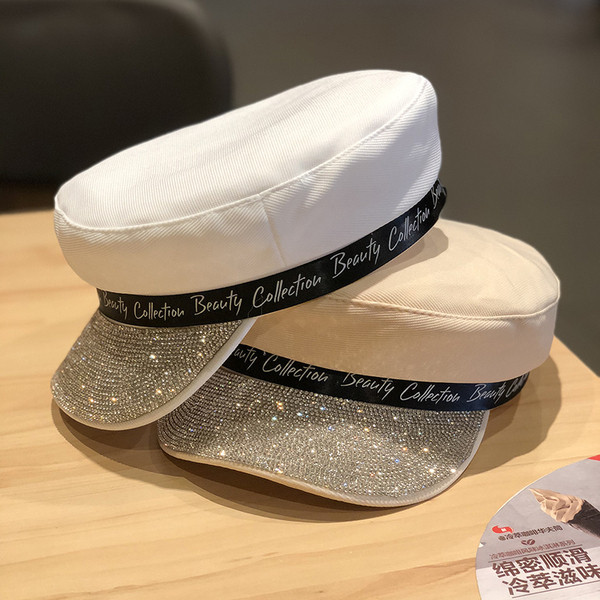 Modern női sapka kövekkel a napellenzőn fehér, bézs és fekete színben