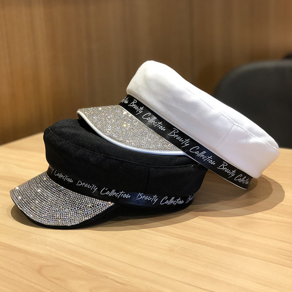 Modern női sapka kövekkel a napellenzőn fehér, bézs és fekete színben