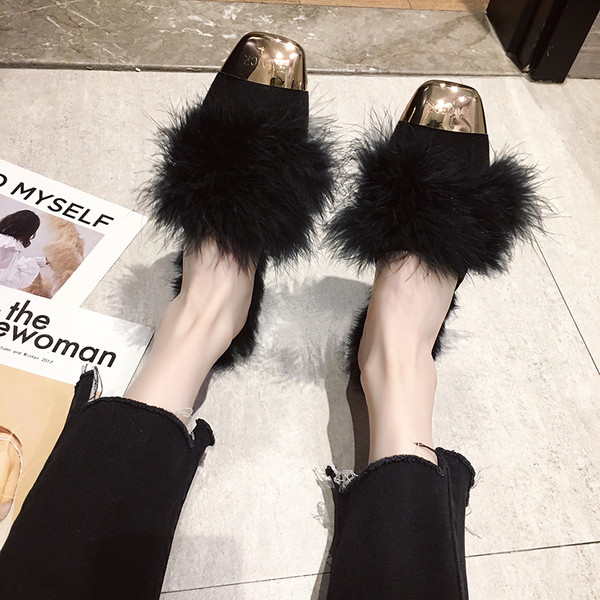 Papuci moderni de toamnă-iarnă cu elemente metalice și căptușeală din păr ecologic în negru și bej