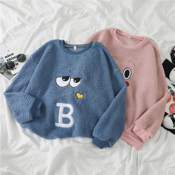 Pulover de pluș de damă în albastru și roz cu broderie și decolteu rotund