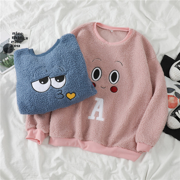 Pulover de pluș de damă în albastru și roz cu broderie și decolteu rotund